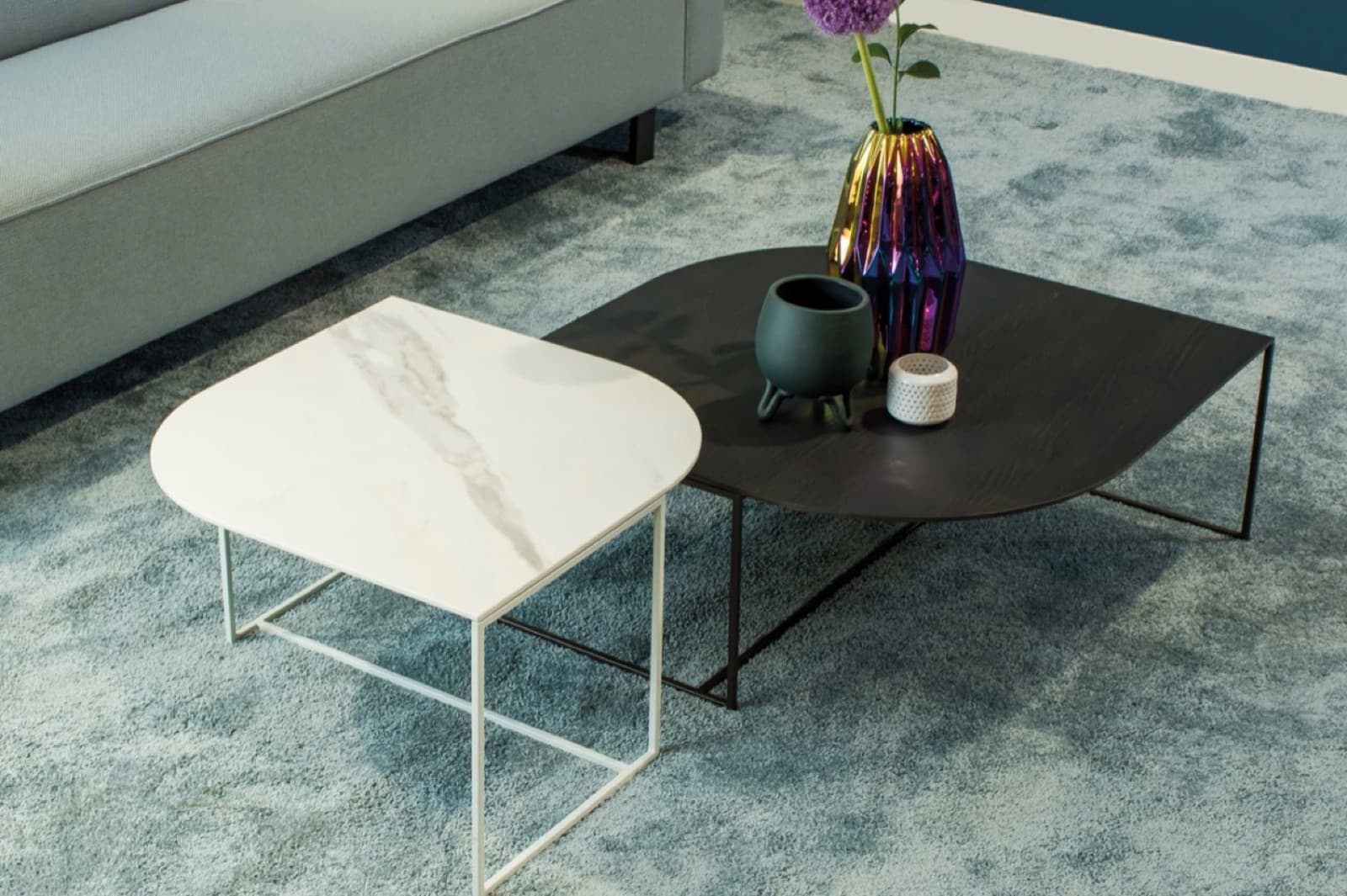 Salon- en bijzettafels in de showroom van Rebel Wonen & Slapen