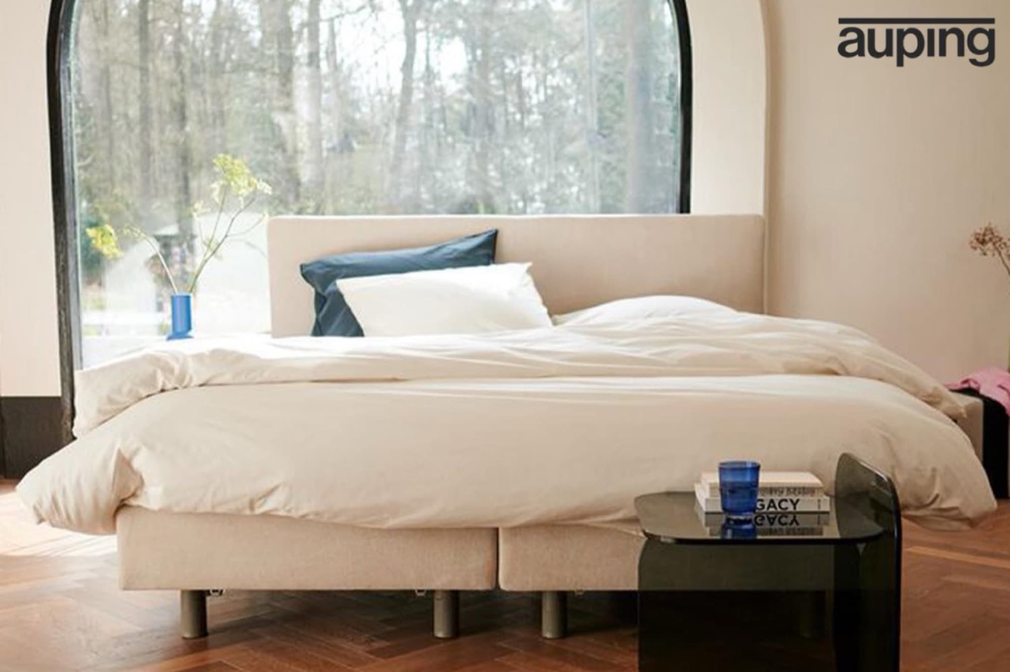 Slaapkamer-sfeer met boxspring en warme textiel in de showroom